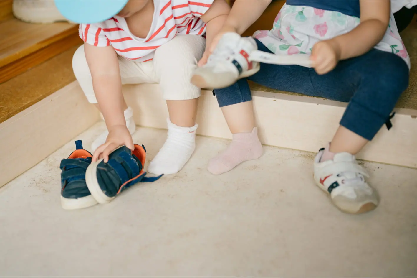 園児が靴を履くようす