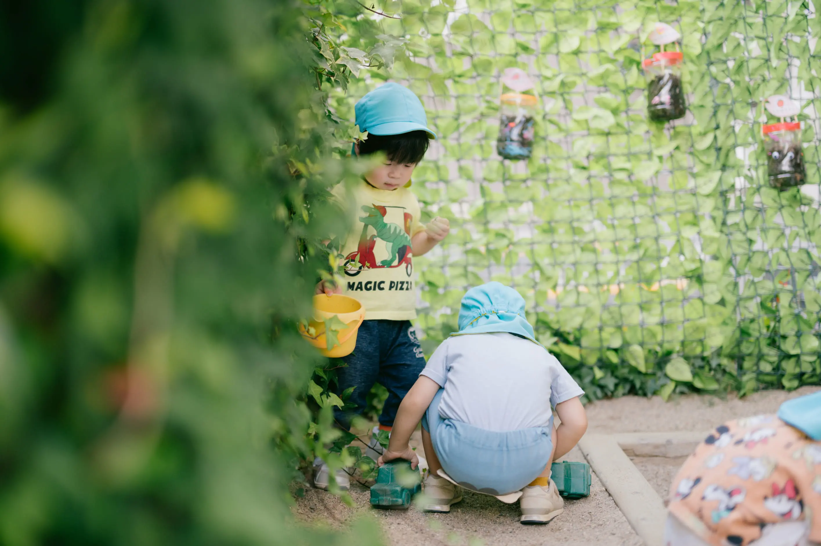 園児が靴を履くようす