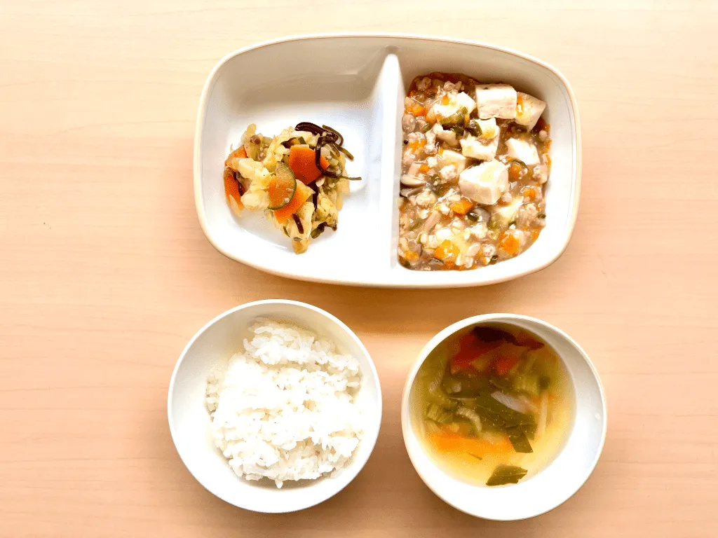 園児が靴を履くようす